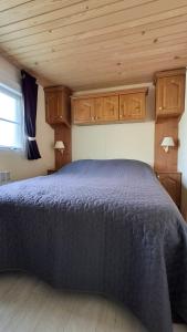 ein Schlafzimmer mit einem großen Bett und Holzschränken in der Unterkunft Mobilehome in Weissenburg