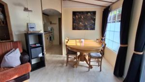ein Esstisch und Stühle in einem Zimmer in der Unterkunft Mobilehome in Weissenburg