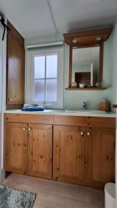 ein Badezimmer mit Waschbecken und Fenster in der Unterkunft Mobilehome in Weissenburg + 6 Fotos