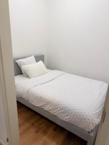 a bed in a room with a white wall at Ejon in Lelystad +1 photo