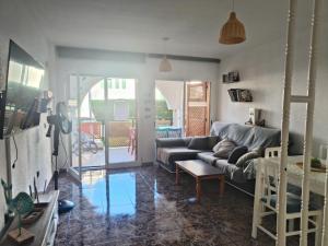a living room with a couch and a table at La Casa de las Maravillas in Puerto de Mazarrón