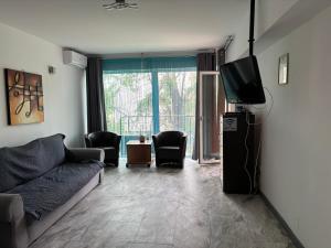 a living room with a couch and a tv at apartament PIANO in Mamaia