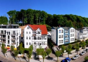 Una vista aérea de una ciudad con casas y coches. en Apartments Haus Eintracht Sellin, en Ostseebad Sellin