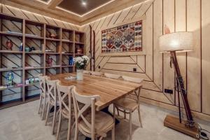a dining room with a wooden table and chairs at Kamper Park Babia Góra - parcele kamperowe in Zawoja