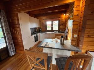 a kitchen with a table and chairs in a cabin at Gemütliches Blockhaus in Harsefeld