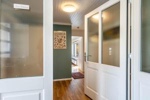 a hallway with a white door and a room with a hallway at Park – House in Oldenburg in Holstein +26 photos