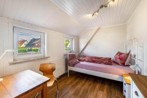 a small room with a bed and a window at Park – House in Oldenburg in Holstein