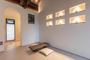 a room with a bench and lights on the wall at 한옥스테이 화랑루 in Gyeongju