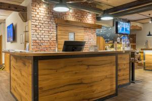 a bar in a room with a brick wall at JOESEPP´S HOTEL am Hallhof in Memmingen