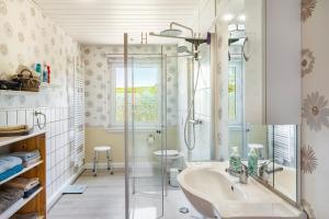 a bathroom with a sink and a shower at Ferienwohnung am Herreder Wald in Nordhausen +19 photos