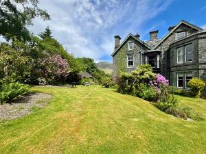 an old stone house with a large yard at Cameron Fell Apartment Keswick at The Lairbeck in Keswick