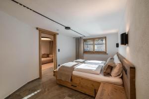 a bedroom with a bed in a room at Appartementhaus Moritz in Reith bei Seefeld