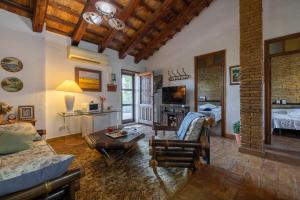 a living room with a couch and a table at Casa Sorrapa in Deltebre