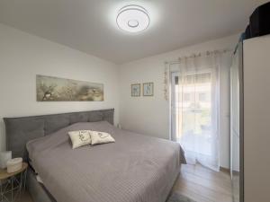 a bedroom with a bed and a window at Enamare mit Terrasse in Šimuni