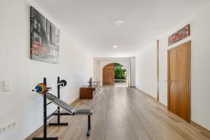 an empty room with a gym with a treadmill at Villa Santa Susanna 18 in Santa Susanna