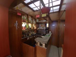 una stanza con un bar con molto alcol di Hotel Ada a Milano