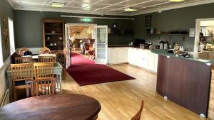 a kitchen and dining room with a table and chairs at Nidaros Pilegrimsgård in Trondheim