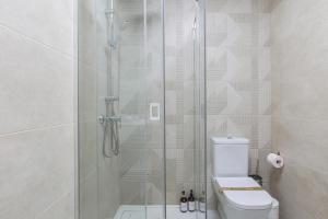 a bathroom with a shower with a toilet at Modern Loft in Málaga in Málaga +14 photos