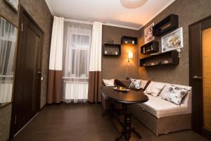 een woonkamer met een bank en een tafel bij Apartment on Spadysta 1 in Lviv