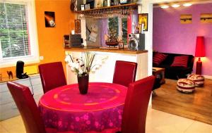 Una mesa de comedor con un jarrón de flores encima. en Maison au centre de Camazen, en Pludual 14 fotos más