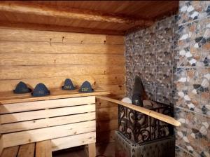a sauna with wooden walls and a shelf with hats at Плакуча верба in Svityazʼ