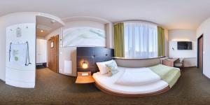 a bedroom with a large bed in a room at JOESEPP´S HOTEL am Schweizerberg in Memmingen