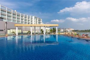 a large swimming pool in front of a hotel at DIC Star Villas Vinh Phuc in Vị Trù