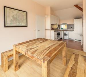 drewniany stół w pokoju z kuchnią w obiekcie Centralapartment J3 w mieście Schwerin