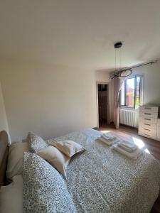 a bedroom with a bed with two towels on it at La terrazza di Isma in Ghizzano