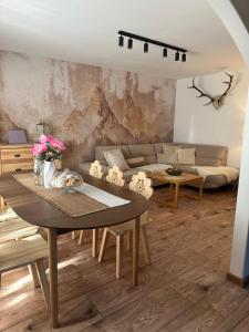 a living room with a table and a couch at Domek Golasówka in Muszyna