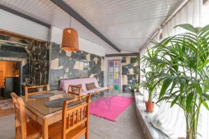 a dining room with a table and a pink rug at Oaxaca Venado in Agaete