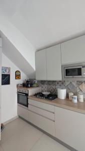 a kitchen with a stove and a microwave at Mediterraneum in Sannicola