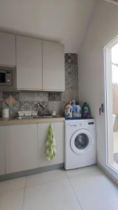 a kitchen with a washer and a washing machine at Mediterraneum in Sannicola