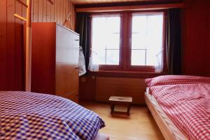1 dormitorio con 2 camas y ventana en Apartment Sandgasse en Elm