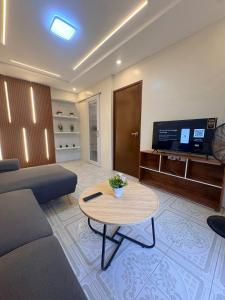 a living room with a couch and a table at BMF Homestay Jacuzzi Villa 2 in Sagcahan