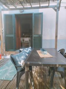 a table and chairs with a bowl on top of it at APPARTAMENTO CORALLO with PRIVATE GARDEN in Olbia