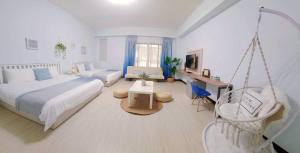 ein Schlafzimmer mit einem Bett und einer Schaukel in der Unterkunft PiR2 House in Tainan