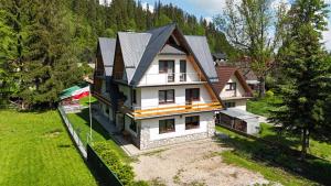 an aerial view of a house with at Villa Poronianka in Poronin