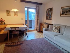 ein Wohnzimmer mit Sofa und Tisch in der Unterkunft Ciasa Saina in Wengen
