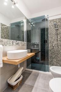 uma casa de banho com uma banheira, um lavatório e um chuveiro em Bitré - Bed & Breakfast em Nápoles