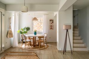 a dining room with a table and chairs at Villas Muscalas by Konnect, 200m from the Beach in Lákka