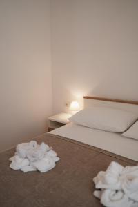 a bedroom with a bed with towels on it at Accordi Lontani in Nerezine