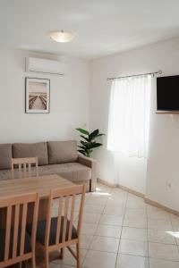 a living room with a table and a couch at Accordi Lontani in Nerezine