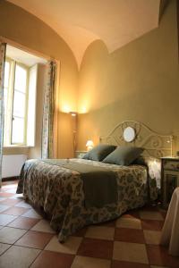 1 dormitorio con 1 cama grande en una habitación en Mondovì Ridente, en Mondovì