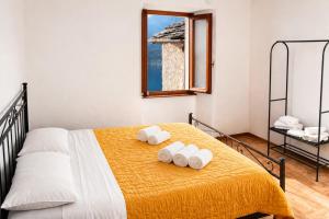 a bedroom with a bed with towels on it at Panorama Lake Relax in Nesso