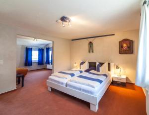 מיטה או מיטות בחדר ב-Longhorn Ranch Countryhotel - Garni