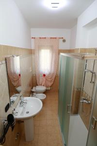 a bathroom with two toilets and a sink and a shower at Introdacqua Holidays in Sulmona