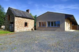 a house with a gravel driveway in front of it at Studio Le Jardin in Lison