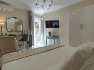 a bedroom with a bed and a desk and a mirror at La Chicca nel Barocco - Modica Centro - Indipendente in Modica