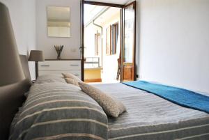 ヴィアレッジョにあるLa Casa in Passeggiata - Seancityのベッドルーム1室(青い毛布付きのベッド1台付)